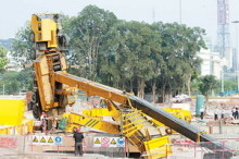 50噸吊車傾覆 司機智救20多人(圖)_新聞中心_新浪網